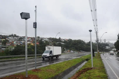 CAXIAS DO SUL, RS, BRASIL, 14/09/2023. A reportagem percorreu diversas ruas de Caxias do Sul para conferir os equipamentos para o cercamento eletrônico da cidade que estão em processo de instalação. Na foto, equipamento instalado na RS-122, após a rotatória em direção ao bairro Santa Fé. (Bruno Todeschini/Agência RBS)Indexador: BTK<!-- NICAID(15540646) -->