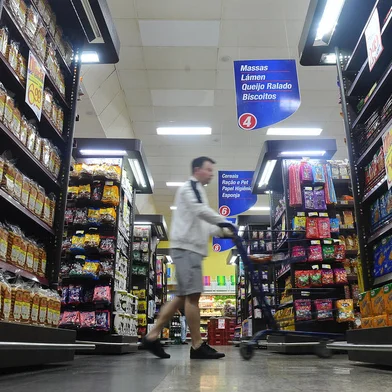 CAXIAS DO SUL, RS, BRASIL, 15/11/2022 + Serra: reportagem especial sobre pessoas que utilizam aplicativos para conseguir descontos ou encontrar os menores preços em suas compras.  (Bruno Todeschini/Agência RBS)<!-- NICAID(15265322) -->