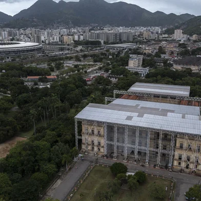 Aerial view of Brazil's National Museum taken as journalists attend a press conference inside the museum to announce the beginning of the reconstruction of the facade and the roof of the building burnt down in September 02, 2018, in Rio de Janeiro, Brazil, on November 12, 2021. - Brazil's historic National Museum was gutted by fire in 2018. The 200-year-old institution was considered the main natural history museum in Latin America, and was known for its paleontology department and its 26,000 fossils. (Photo by MAURO PIMENTEL / AFP)Editoria: ACELocal: Rio de JaneiroIndexador: MAURO PIMENTELSecao: library and museumFonte: AFPFotógrafo: STF<!-- NICAID(14939801) -->