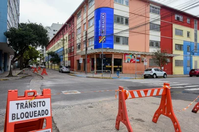 O Samae alerta para o bloqueio total da Rua Hércules Galló, entre a Marquês do Herval e a Dr Montaury, a partir das 8h desta quarta-feira (05/08). O motivo é a implementação da capa definitiva de asfalto, após a implementação da rede coletora de esgoto e substituição da rede de água. Os trabalhos serão realizados pela Codeca, com previsão de conclusão no final da manhã.<!-- NICAID(16094882) -->