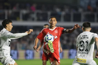 SANTOS, SP, BRASIL, 23-07-2025: Santos vs Internacional, pelo Brasileirão Série A 2025, na Vila Belmiro. Foto: Ricardo Duarte/SC Internacional/DivulgaçãoIndexador: ricardo duarte<!-- NICAID(16086886) -->