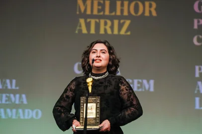 16/08/2026 - 54Âº Festival de Cinema de Gramado - Curtas GaÃºchos - PrÃªmio Assembleia Legislativa - Melhor Atriz, Gaby Buffon, por âElisete Tem Que Casar!â de Gaby Buffon entregue pela atriz Gabriela Loran / Foto oficial: Edison Vara/Ag.Pressphoto<!-- NICAID(16347203) -->