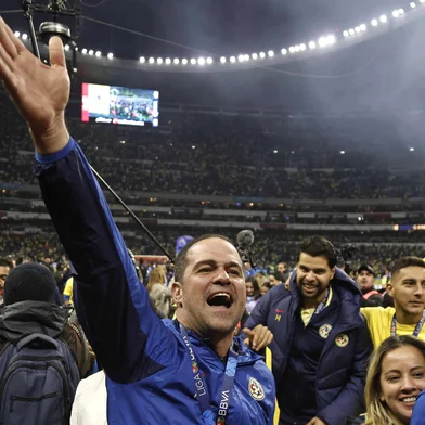 America's Brazilian coach Andre Soares (C) celebrates after winning the Mexican Apertura tournament final football match between America and Tigres at Azteca stadium in Mexico City on December 17, 2023. (Photo by Rodrigo Oropeza / AFP)Editoria: SPOLocal: Mexico CityIndexador: RODRIGO OROPEZASecao: soccerFonte: AFPFotógrafo: STF<!-- NICAID(15629488) -->