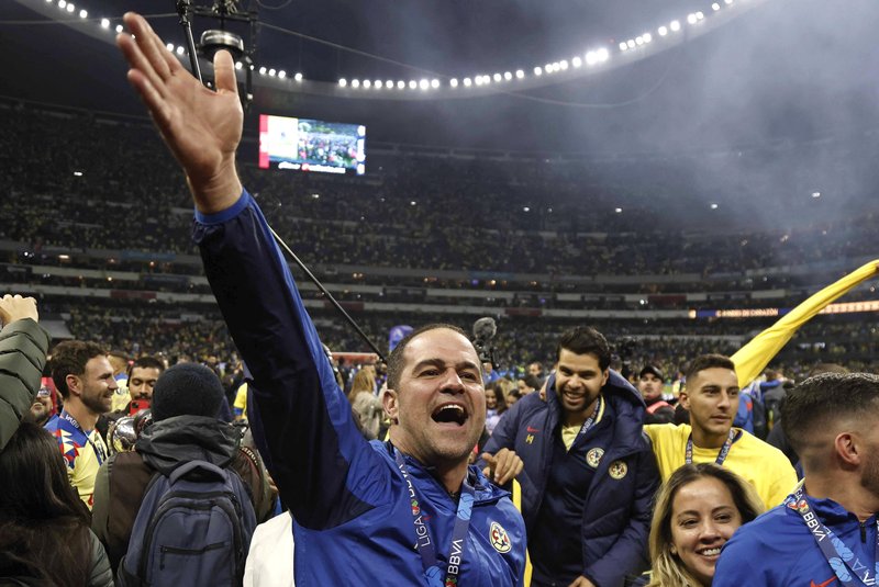 America's Brazilian coach Andre Soares (C) celebrates after winning the Mexican Apertura tournament final football match between America and Tigres at Azteca stadium in Mexico City on December 17, 2023. (Photo by Rodrigo Oropeza / AFP)Editoria: SPOLocal: Mexico CityIndexador: RODRIGO OROPEZASecao: soccerFonte: AFPFotógrafo: STF<!-- NICAID(15629488) -->