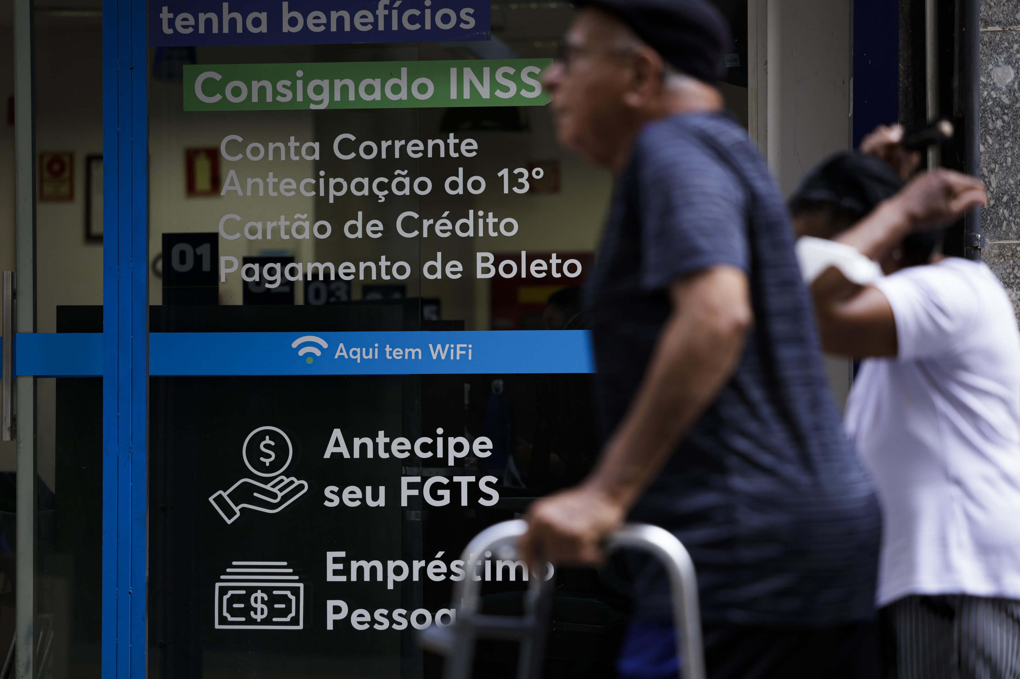 "&Agrave;s vezes, passo fome": busca por empr&eacute;stimo consignado dispara e consome renda de aposentados e pensionistas no RS