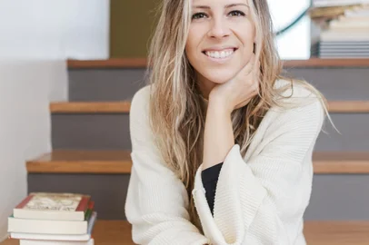 Juliana Mattes, natural de Novo Hamburgo e residente de Bento Gonçalves há seis anos, estréia com o livro de poesias e crônicas “O Que Acontece No Invisível”,pela editora Caravana.O lançamento ocorreu em São Paulo, na Livraria da Vila, e posteriormente em Bento Gonçalves e Novo Hamburgo, em locais onde o livro se mantém à venda<!-- NICAID(15386378) -->