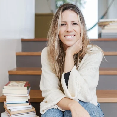 Juliana Mattes, natural de Novo Hamburgo e residente de Bento Gonçalves há seis anos, estréia com o livro de poesias e crônicas “O Que Acontece No Invisível”,pela editora Caravana.O lançamento ocorreu em São Paulo, na Livraria da Vila, e posteriormente em Bento Gonçalves e Novo Hamburgo, em locais onde o livro se mantém à venda<!-- NICAID(15386378) -->