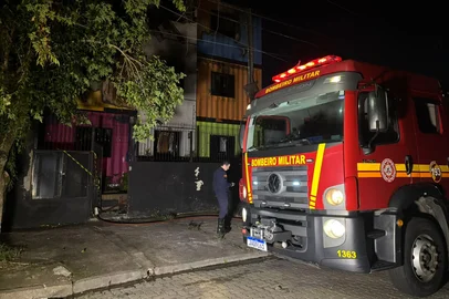Condomínio que incendiou no sábado volta a ter foco de incêndio<!-- NICAID(15967907) -->
