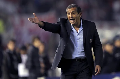 River Plate's team coach Ramon Diaz gestures during the Argentine First Division Championship against Quilmes, at the Monumental stadium in Buenos Aires, Argentina, on May 18, 2014. River won the tournament. AFP PHOTO / Alejandro PAGNI (Photo by Alejandro PAGNI / AFP)Editoria: SPOLocal: Buenos AiresIndexador: ALEJANDRO PAGNISecao: soccerFonte: AFPFotógrafo: STR<!-- NICAID(16131356) -->