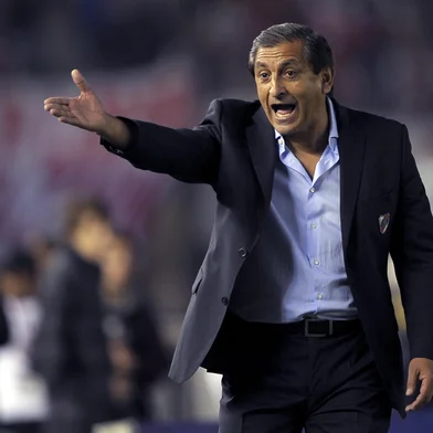 River Plate's team coach Ramon Diaz gestures during the Argentine First Division Championship against Quilmes, at the Monumental stadium in Buenos Aires, Argentina, on May 18, 2014. River won the tournament. AFP PHOTO / Alejandro PAGNI (Photo by Alejandro PAGNI / AFP)Editoria: SPOLocal: Buenos AiresIndexador: ALEJANDRO PAGNISecao: soccerFonte: AFPFotógrafo: STR<!-- NICAID(16131356) -->