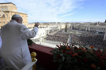 This photo taken and handout on December 25, 2024 by The Vatican Media shows Pope Francis during the Urbi et Orbi message and blessing to the city and the world as part of Christmas celebrations, at St Peter's square. (Photo by Handout / VATICAN MEDIA / AFP) / RESTRICTED TO EDITORIAL USE - MANDATORY CREDIT "AFP PHOTO / VATICAN MEDIA" - NO MARKETING - NO ADVERTISING CAMPAIGNS - DISTRIBUTED AS A SERVICE TO CLIENTS<!-- NICAID(15941990) -->