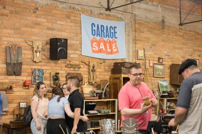 A Garage Sale lança nova edição especial, onde prioriza os produtos feitos à mão e traz uma parceria inédita para o evento.Edições especiais já não são novidades na Garage Sale, além das edições periódicas que ocorrem a cada dois meses, a organização do evento vem realizando edições especiais, sempre dando ênfase a um produto, local, estação ou formas de confecção de peças. Pensando nisso, no próximo dia 25 de novembro, sábado, das 10h às 19h, no já tradicional endereço, no bairro São José, na Rua Hugo Luciano Ronca, 2377, ocorre a Edição Especial Garage Sale “feito à mão”. <!-- NICAID(15604677) -->