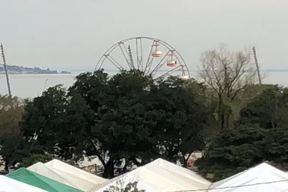Roda-gigante de parque de diversões chama atenção ao ser construída no Acampamento Farroupilha<!-- NICAID(15185669) -->