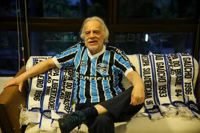 PORTO ALEGRE, RS, BRASIL - 2023.08.11 - Retrato de Luiz Carlos Pereira Silveira Martins, Cacalo, eleito o novo patrono do Grêmio, com faixas de importantes conquistas do tricolor na época em que era presidente ou vice-presidente, nos anos 90. - Foto: André Ávila/Agência RBSIndexador: Andre Avila<!-- NICAID(15508438) -->