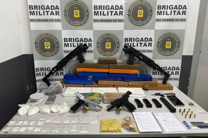 Uma denúncia levou à prisão de uma mulher de 35 anos e a apreensão de drogas e armas na noite de sexta-feira (4) em Caxias do Sul. A ação do 4º Batalhão de Polícia de Choque (4º BPChq) ocorreu no bairro São Caetano. Segundo a polícia, havia a suspeita de que a mulher estaria armazenando o material para um grupo criminoso. Foram apreendidas duas pistolas, munições, 17 tijolos de maconha, totalizando 11 quilos da droga, além de dois tijolos de crack (1,8 kg) e três de cocaína (3 kg).<!-- NICAID(16010940) -->
