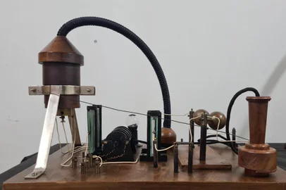 Réplica Funcional do Transmissor de Ondas, construída pelo Eng. Antonio Carlos Solano e equipe da CIENTEC (RS) 1984. <!-- NICAID(15537368) -->