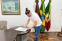 O presidente da Câmara de Vereadores, Cris Moraes, assumiu como prefeito interino de Canoas. A decisão foi anunciada no final da tarde desta sexta-feira (24), após parecer jurídico da Procuradoria-Geral do Município (PGM), com base na Lei Orgânica Municipal, tendo em vista que o vice-prefeito, Nedy de Vargas Marques, está hospitalizado e fora da cidade.