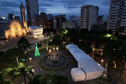 CAXIAS DO SUL, RS, BRASIL, 13/12/2023. Fotos de movimento na praça Dante Alighieri, que está com decoração natalina. Matéria para o Almanaque sobre a ocupação do centro e como ele é utilizado (ou não) como um local de convívio entre a comunidade. (Porthus Junior/Agência RBS)<!-- NICAID(15625299) -->