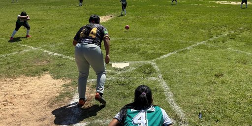 &ldquo;N&atilde;o &agrave; viol&ecirc;ncia, n&atilde;o &agrave; guerra&rdquo;: refugiados e migrantes disputam torneio de softbol e kickbol em Porto Alegre