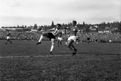 Campeonato Gaúcho de 1961. Grêmio 1 X 2 Internacional Gre-Nal 156, conhecido como Gre-Nal da Legalidade.Local: Estádio Olímpico Gols: Gilberto Andrade (I), Alfeu (I) e Paulo Lumumba (G).-#ENVELOPE: 14615 (Acervo Jornal Última Hora)-<!-- NICAID(16353089) -->