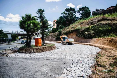 Obra na nova rotatória da Bortolo Zani, no Bela Vista, causam novos bloqueios<!-- NICAID(15674896) -->