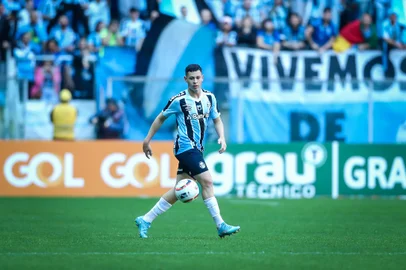 Gremio x CruzeiroRS - FUTEBOL/CAMPEONATO BRASILEIRO 2022/GREMIO X CRUZEIRO  - ESPORTES - Lance da partida entre Gremio e Cruzeiro disputada na tarde deste domingo na Arena do Gremio, em partida valida pela Campeonato Brasileiro 2022. FOTO: LUCAS UEBEL/GRÊMIO FBPA/DIVULGAÇÃOEditoria: SPOLocal: Porto AlegreIndexador: Lucas UebelSecao: futebolFonte: Gremio.netFotógrafo: Gremio x Cruzeiro<!-- NICAID(15182485) -->
