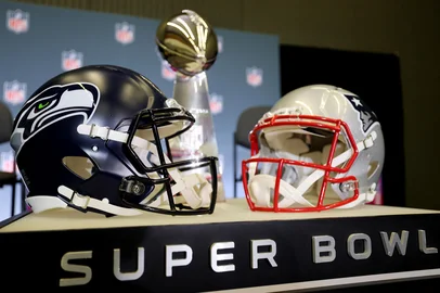SAN JOSE, CALIFORNIA - FEBRUARY 02: The Vince Lombardi Trophy is framed by the Seattle Seahawks and New England Patriots helmets during Super Bowl LX Opening Night at San Jose McEnery Convention Center on February 02, 2026 in San Jose, California.   Chris Graythen/Getty Images/AFP (Photo by Chris Graythen / GETTY IMAGES NORTH AMERICA / Getty Images via AFP)<!-- NICAID(16217544) -->
