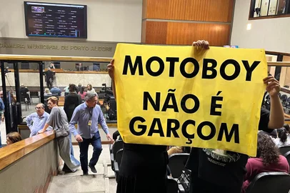Com um cartaz destacando que “motoboy não é garçom”, motociclistas realizaram, nesta segunda-feira (06), uma manifestação na Câmara de Vereadores de Porto Alegre. A categoria reivindicou que o projeto de lei (PL) 171/2023, que busca garantir a autonomia e segurança da categoria durante as entregas, seja colocado em pauta o quanto antes.<!-- NICAID(15589281) -->