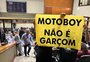 Motoboys de Porto Alegre defendem aprovação de projeto que proíbe clientes de exigirem entregas na porta de casa