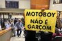 Com um cartaz destacando que “motoboy não é garçom”, motociclistas realizaram, nesta segunda-feira (06), uma manifestação na Câmara de Vereadores de Porto Alegre. A categoria reivindicou que o projeto de lei (PL) 171/2023, que busca garantir a autonomia e segurança da categoria durante as entregas, seja colocado em pauta o quanto antes.<!-- NICAID(15589281) -->