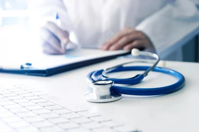 Médico, estetoscópio. Foto: xyz+ / stock.adobe.comFonte: 510232488<!-- NICAID(15748021) -->