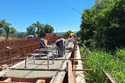 Ponte da RS-130, entre Lajeado e Arroio do Meio, está sendo reconstruída