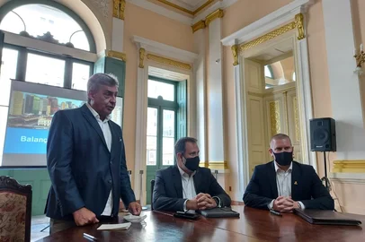 Prefeito de Porto Alegre, Sebastião Melo, vice, Ricardo Gomes, e o secretário municipal da Fazenda, Rodrigo Fantinel, apresentaram o balanço das finanças municipais em 2020 e a situação atual das contas.