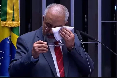 O senador caxiense Paulo Paim (PT) foi um dos primeiros políticos a discutir a redução da jornada semanal de trabalho no país. Ele teve participação ativa na alteração da Constituição de 1988, que reduziu a jornada semanal de 48 para 44 horas. Mais recentemente, apoiou o fim da escala 6x1, abrindo mão de sua própria Proposta de Emenda à Constituição (PEC) de teor semelhante.Ele se emocionou durante a votação da PEC nesta quarta-feira (14). <!-- NICAID(16388168) -->