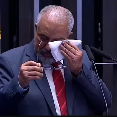 O senador caxiense Paulo Paim (PT) foi um dos primeiros políticos a discutir a redução da jornada semanal de trabalho no país. Ele teve participação ativa na alteração da Constituição de 1988, que reduziu a jornada semanal de 48 para 44 horas. Mais recentemente, apoiou o fim da escala 6x1, abrindo mão de sua própria Proposta de Emenda à Constituição (PEC) de teor semelhante.Ele se emocionou durante a votação da PEC nesta quarta-feira (14). <!-- NICAID(16388168) -->