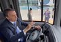 Presidente Bolsonaro pediu para dirigir ônibus elétrico da Marcopolo