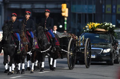 The funeral cortege of the late Uruguay's former President (2010-2015) Jose 'Pepe' Mujica, leaves the Torre Ejecutiva in Montevideo, on May 14, 2025. Mujica, an ex-guerrilla fighter and hero of the Latin American left, died on May 13, 2025 at the age of 89. The humble leader -- who once spent a dozen years behind bars for revolutionary activity -- lost his battle against cancer after announcing in January the disease had spread and he would stop treatment. (Photo by DANTE FERNANDEZ / AFP)<!-- NICAID(16036556) -->