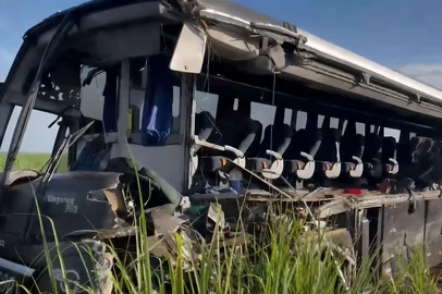 Acidente entre caminhão e ônibus com universitários deixa ao menos dez mortos no interior de SPSP - ÔNIBUS/ACIDENTE/SP/NUPORANGA - GERAL - Ônibus destruído após a colisão com um caminhão que deixou ao menos doze mortos na   madrugada desta sexta-feira, 21,  na Rodovia Waldir Canevari, entre os municípios   de Nuporanga e São José da Bela Vista, na região de Ribeirão Preto, no interior de   São Paulo. O ônibus transportava estudantes de São Joaquim da Barra que voltavam   da Unifran (Universidade de Franca). Os feridos foram levados para o Pronto-  Socorro e a Santa Casa de São Joaquim da Barra e para o Hospital São Geraldo, em   Nuporanga, de acordo com informações preliminares da Polícia Militar. (*Atenção:   imagem obtida com smartphone).   21/02/2025 - Foto: HIGOR GONÇALVES/ALTAPHOTO/ESTADÃO CONTEÚDOEditoria: GERALLocal: SÃO JOSÉ DA BELA VISTAIndexador: HIGOR GONÇALVESFonte: ALTAPHOTO/ESTADÃƒO CONTEÃšDOFotógrafo: ALTAPHOTO<!-- NICAID(15981207) -->