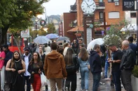 GRAMADO, RS, BRASIL, 19/04/2025. Movimento em Gramado no feriado de Páscoa. Milhares de turistas invadiram as ruas da cidade em busca de frio, chocolates e atrações turísticas. (Porthus Junior/Agência RBS)<!-- NICAID(16020246) -->