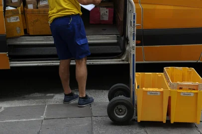 CAXIAS DO SUL, RS, BRASIL, 20/12/2022. Reportagem sobre o movimento em alguns dos centros de distribuição de mercadorias de Caxias do Sul, em razão da proximidade do Natal. Na foto, agência dos correios na região central da cidade. (Bruno Todeschini/Agência RBS)Indexador: BTK<!-- NICAID(15300235) -->