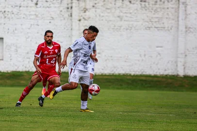 São Luiz x Caxias estrearam pelo Gauchão 2026 na tarde de domingo (11) no estádio 19 de Outubro, em Ijuí.Na foto: Meia Tomas Bastos.<!-- NICAID(16201958) -->