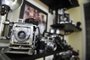PORTO ALEGRE, RS, BRASIL, 16/03/2013, 9h: Jorge Leão, fotógrafo, em seu apartamento com seu museu particular de câmeras fotográficas, foto para a sessão Conheça Seu Vizinho do caderno ZH Lindoia (Foto Félix Zucco/Agência RBS).<!-- NICAID(9193092) -->