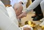 Papa lava pés de 12 mulheres em presídio de Roma