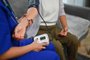 Healthcare worker measuring blood pressure senior woman during home visit. Home health care service conceptChecagem de pressão - Foto: sodawhiskey/stock.adobe.comFonte: 701359361<!-- NICAID(15669842) -->