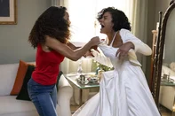 Raquel (Taís Araujo) discute com Fátima (Bella Campos) e rasga o vestido de noiva da filha. <!-- NICAID(16075014) -->