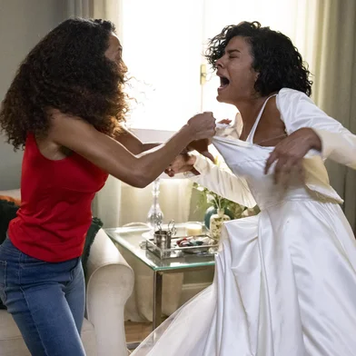 Raquel (Taís Araujo) discute com Fátima (Bella Campos) e rasga o vestido de noiva da filha. <!-- NICAID(16075014) -->