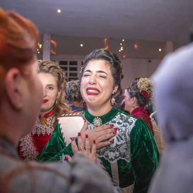 Foto das prendas ganhadoras do concurso de Prendas do Movimento Tradicionalista Gaúcho (MTG). Ao centro  estão a primeira, segunda e terceira colocadas. A vencedora foi, Anna Júlia dos Santos Fraga, do CTG 35, de Porto Alegre.<!-- NICAID(15434242) -->