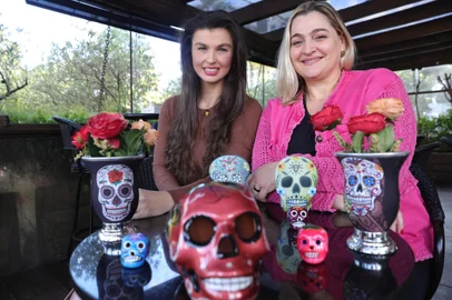 Porto Alegre, RS, BrasilNatália Frizzo (E) e Cristiane Moro (D) realizam encontros para conversas sobre as questões que envolvem a morte no Death Cafe.<!-- NICAID(15858801) -->