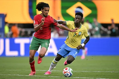Morocco's midfielder #06 Ayyoub Bouaddi and Brazil's forward #07 Vinicius Junior fight for the ball during the 2026 World Cup Group C football match between Brazil and Morocco at the New York/New Jersey Stadium in East Rutherford on June 13, 2026. (Photo by Mauro PIMENTEL / AFP)<!-- NICAID(16305849) -->