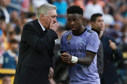 Real Madrid's Brazilian forward Vinicius Junior listens to Real Madrid's Italian coach Carlo Ancelotti (L) during the Spanish league football match between Valencia CF and Real Madrid CF at the Mestalla stadium in Valencia on May 21, 2023. (Photo by JOSE JORDAN / AFP)Editoria: SPOLocal: ValenciaIndexador: JOSE JORDANSecao: soccerFonte: AFPFotógrafo: STR<!-- NICAID(15435733) -->